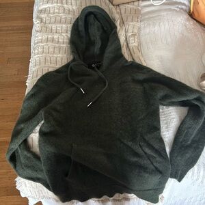 Green cashmere sweater with Hood